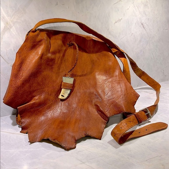 Artisanal leather purse in cognac with “horn” closure, back zipped pocket - Picture 13 of 15